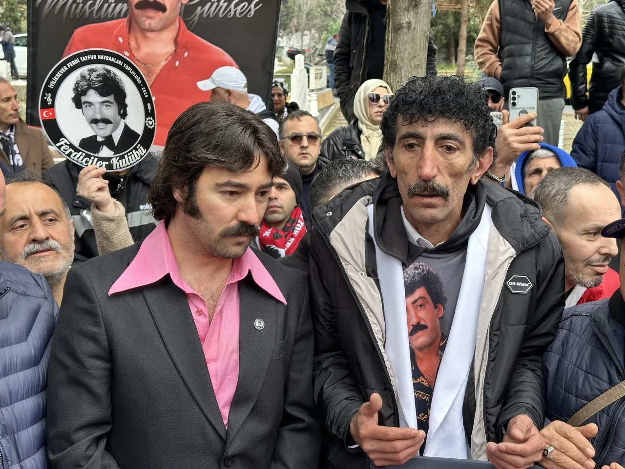 Müslüm Gürses sevenleri duygusal anlar yaşadı! 13. yıldönümünde mezarı başında anıldı