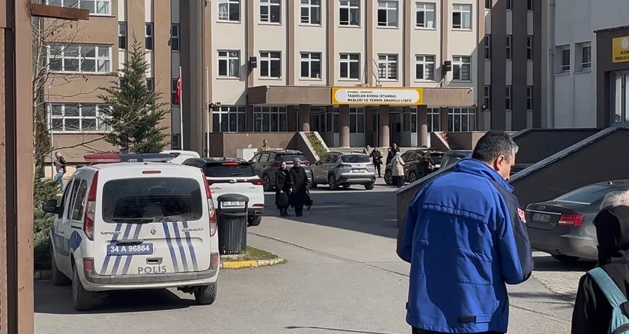 Öğrencisi tarafından saldırıya uğrayan Fatmanur öğretmenin 20 yıllık arşivi yürek burktu