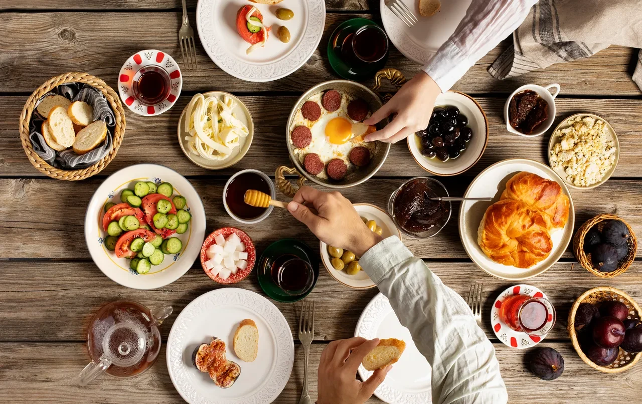 Sahurda mideyi rahatlatan besinler neler? Sahur sofranızda bunları yiyin orucunuzu gün boyu rahat tutun!
