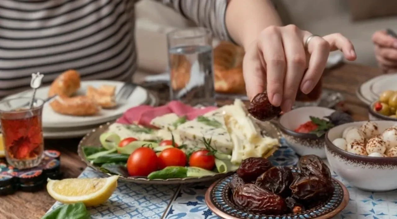 Sahurda mideyi rahatlatan besinler neler? Sahur sofranızda bunları yiyin orucunuzu gün boyu rahat tutun!