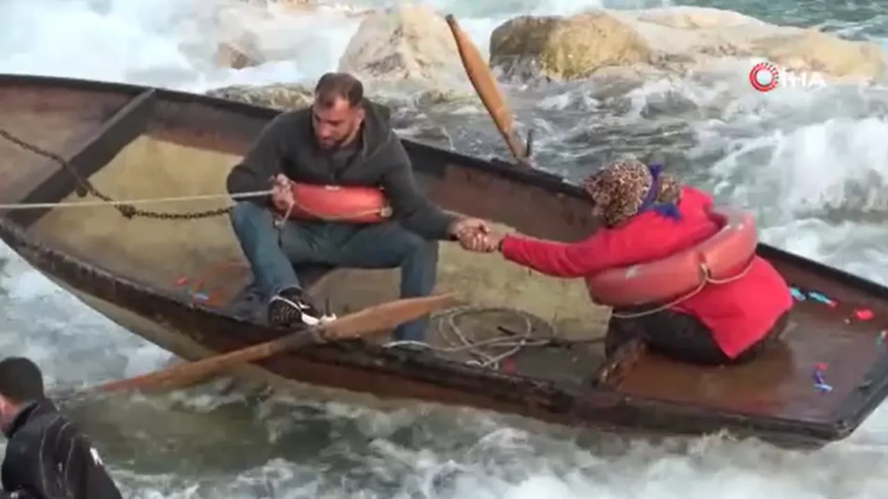 Seyhan nehrinde ölümle burun buruna: El ele tutuşup kurtarılmayı beklediler