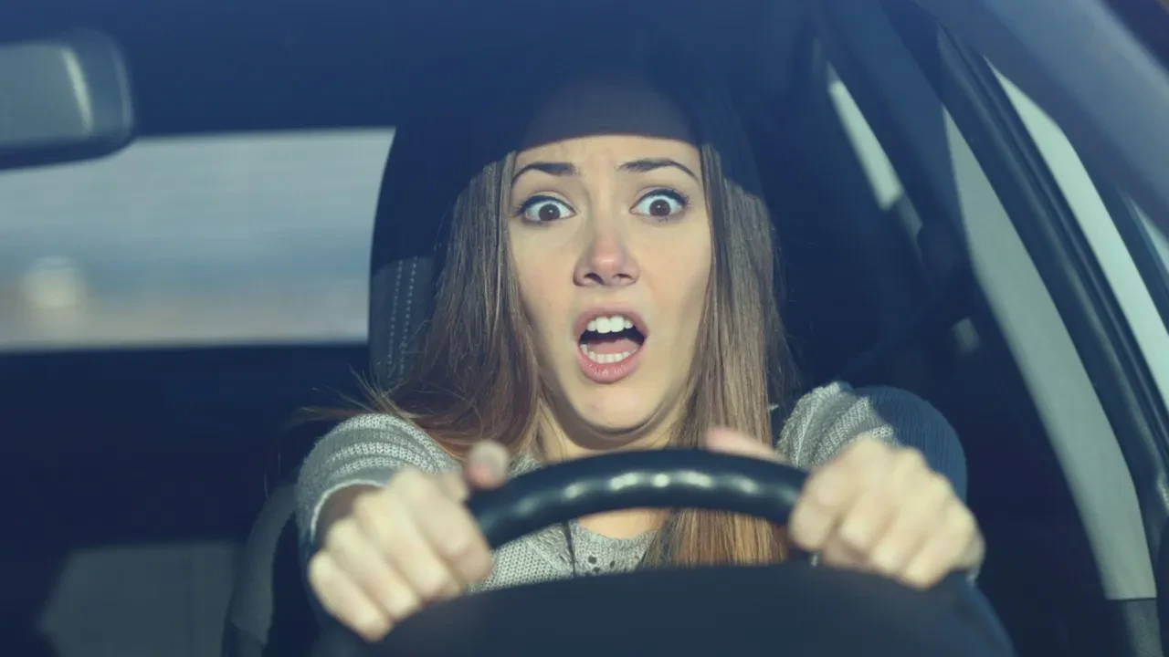 100 km hıza çıkınca arabanız beşik gibi sallanıyorsa aman dikkat! Gerçek sebebini duyunca çok şaşıracaksınız!