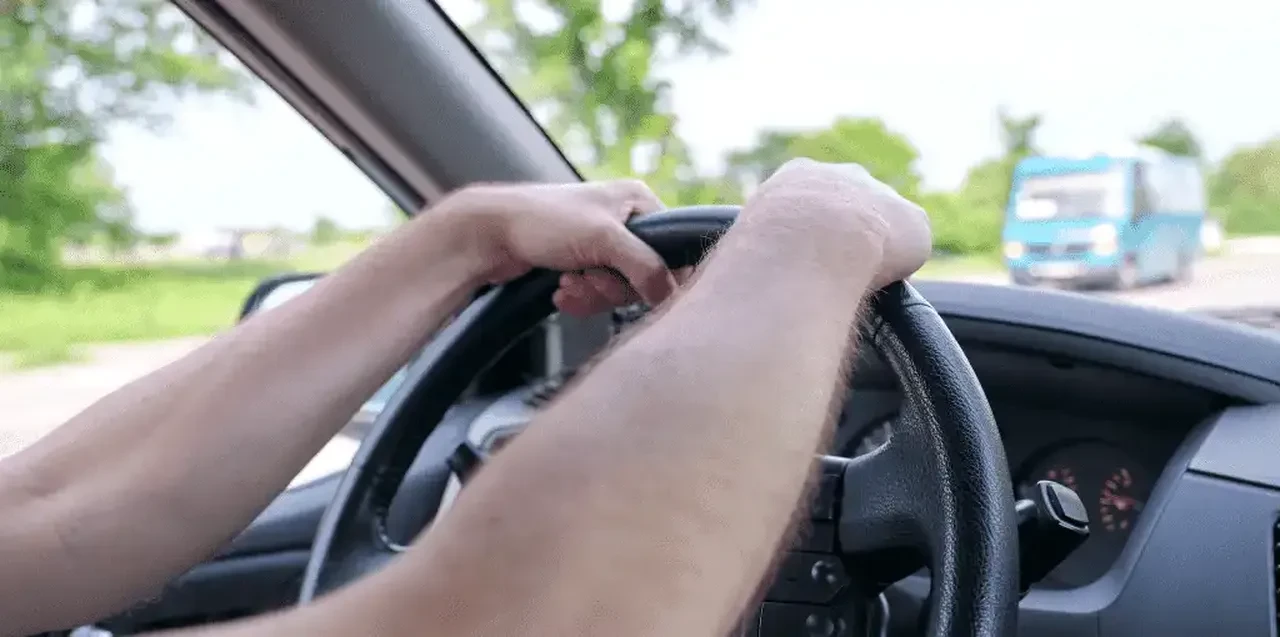 100 km hıza çıkınca arabanız beşik gibi sallanıyorsa aman dikkat! Gerçek sebebini duyunca çok şaşıracaksınız!