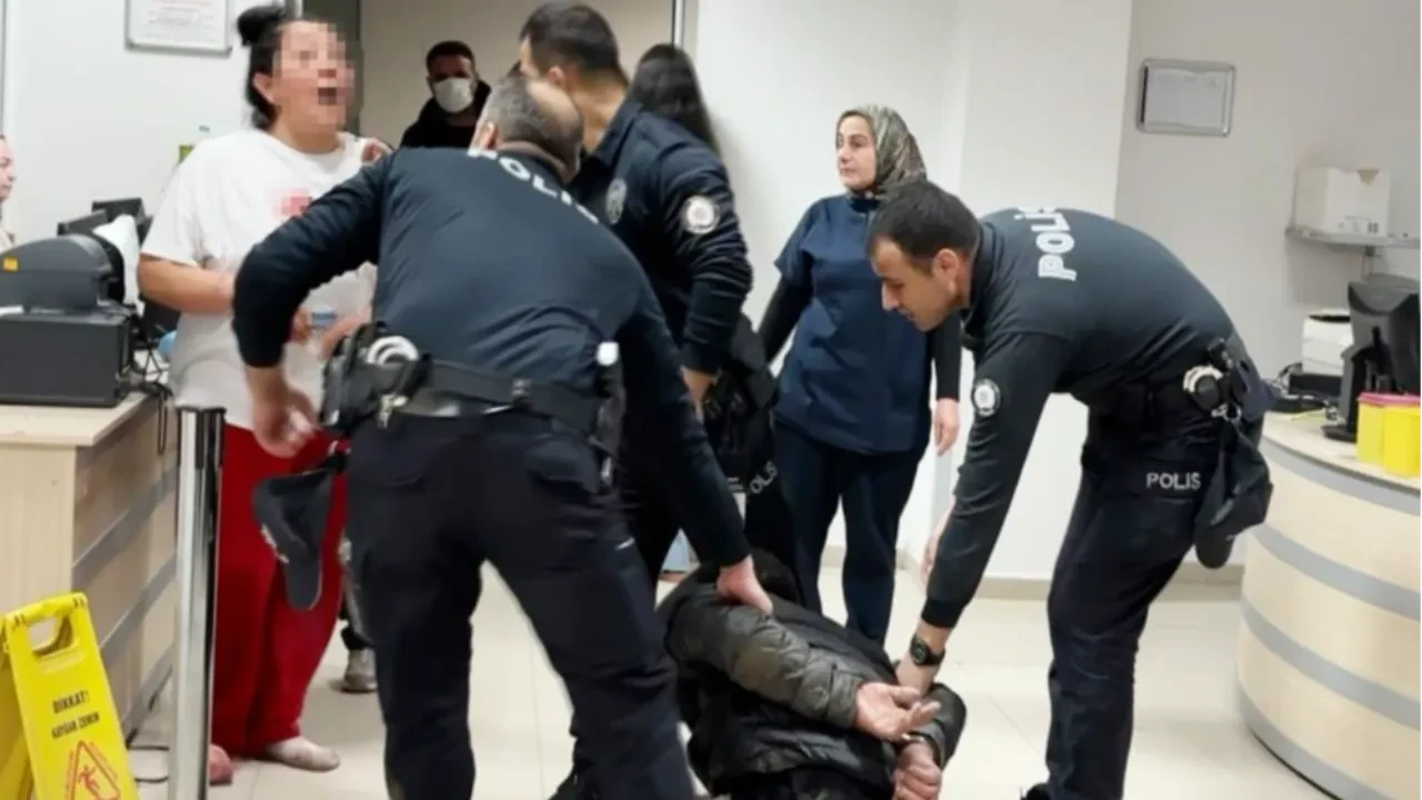Annesinin sevgilisini bıçakladı, anne ise hastanede polise tokat attı