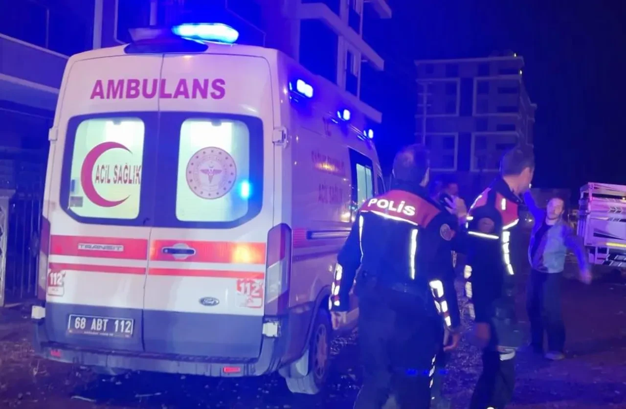 Annesinin sevgilisini bıçakladı, anne ise hastanede polise tokat attı