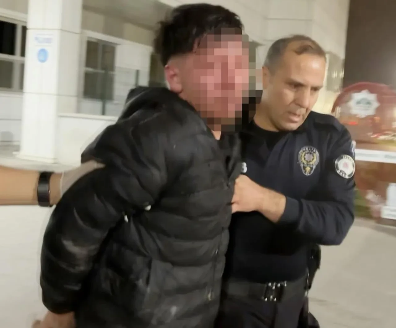 Annesinin sevgilisini bıçakladı, anne ise hastanede polise tokat attı