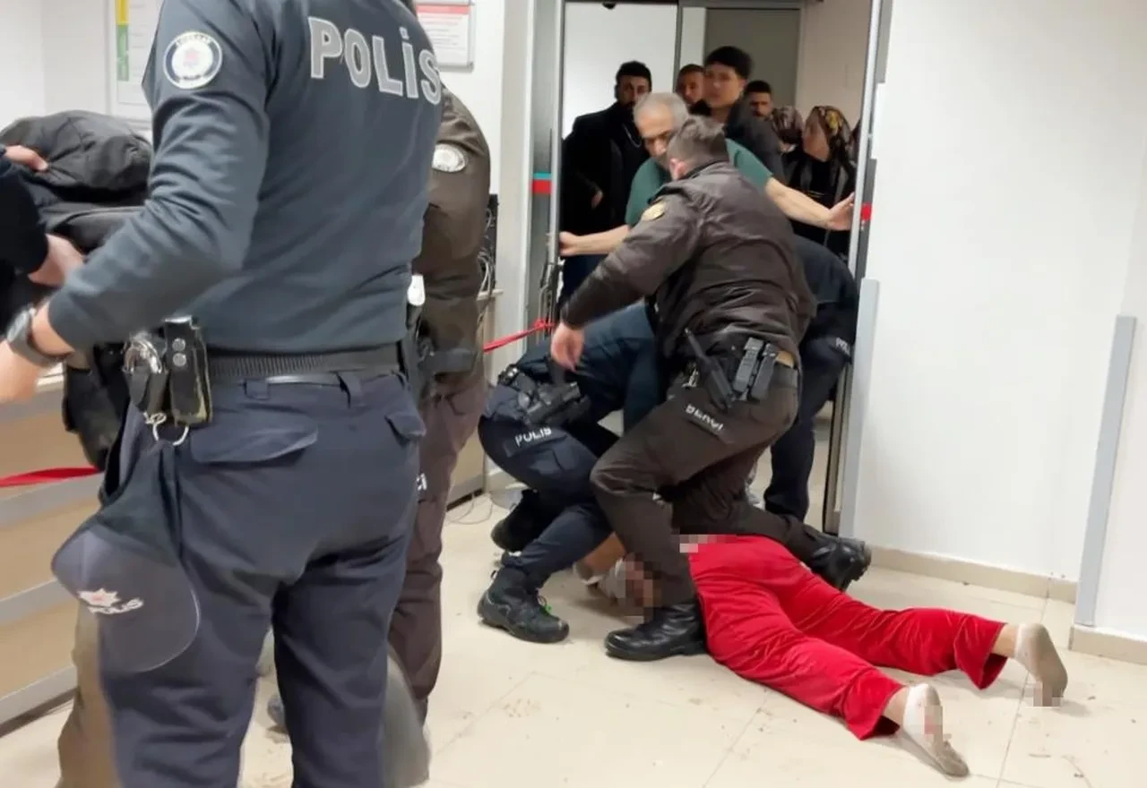 Annesinin sevgilisini bıçakladı, anne ise hastanede polise tokat attı