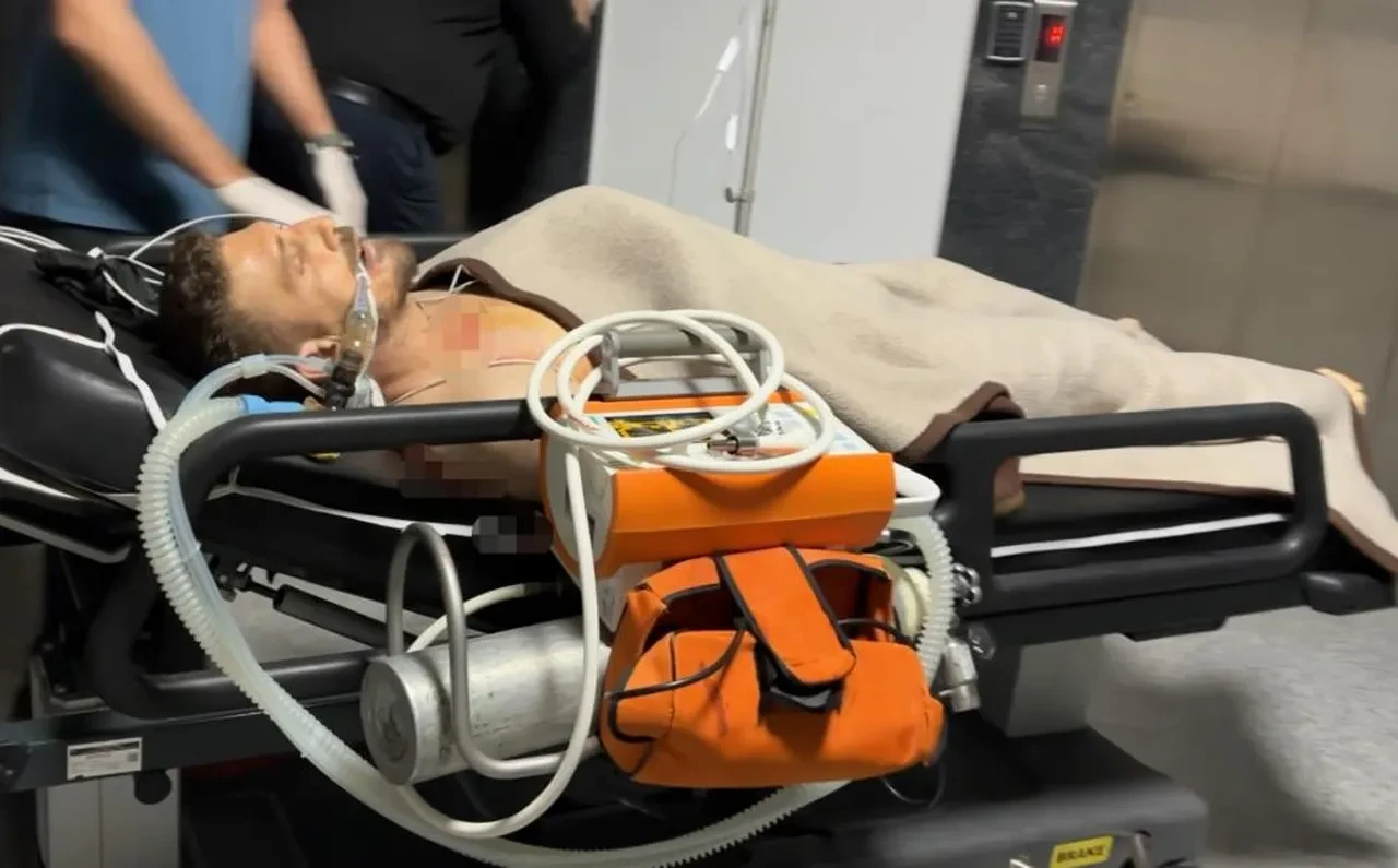 Annesinin sevgilisini bıçakladı, anne ise hastanede polise tokat attı