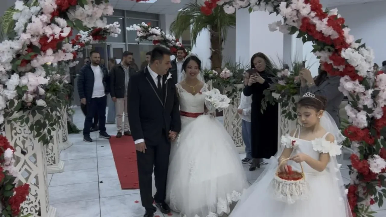 Aşkı savaş oyununda buldu! 'Bro' dediği kişiyle nikah masasına oturdu