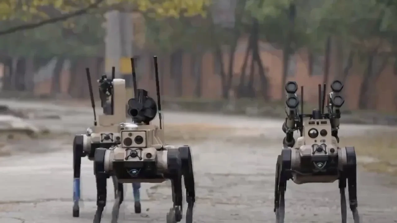 Çin ordusu, sırtında füze taşıyan robot köpeklerini sahaya sürdü
