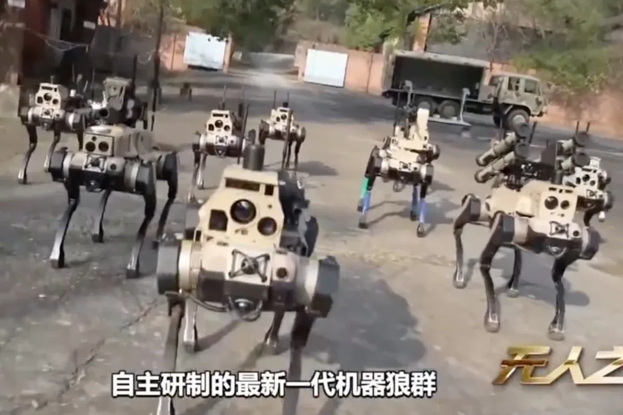 Çin ordusu, sırtında füze taşıyan robot köpeklerini sahaya sürdü