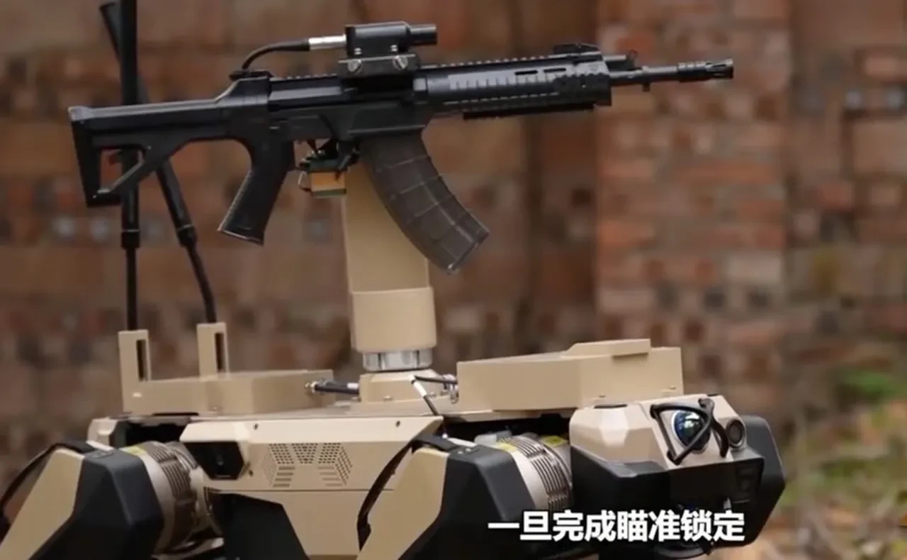 Çin ordusu, sırtında füze taşıyan robot köpeklerini sahaya sürdü