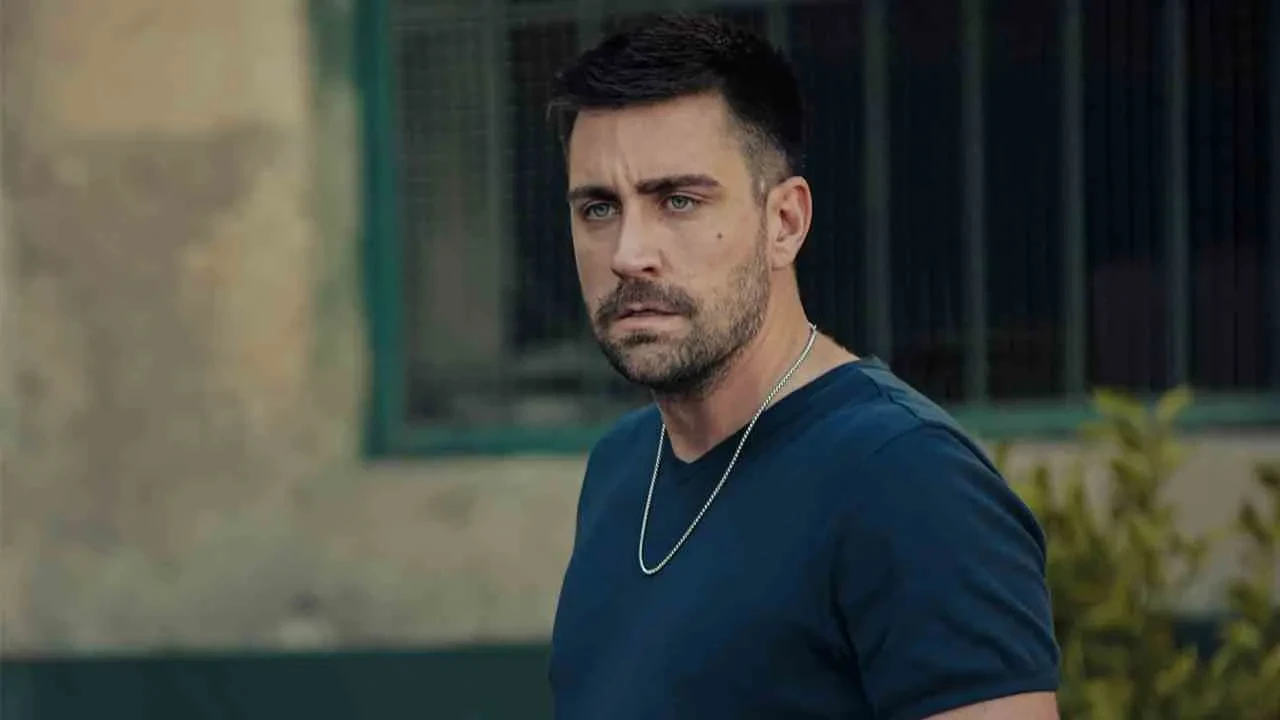 Çirkin dizisindeki genç oyuncunun Çağlar Ertuğrul'a benzerliği ezber bozdu! Ali Talha Gürbüz izleyiciden tam not aldı