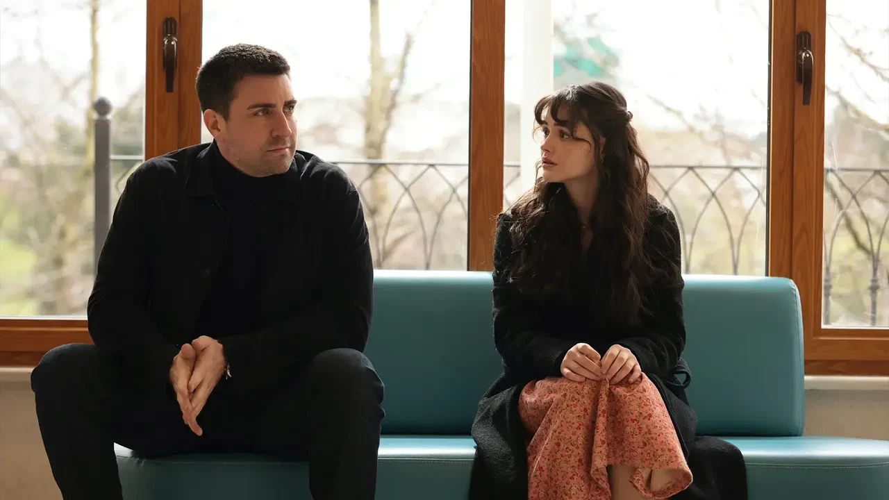 Çirkin dizisindeki genç oyuncunun Çağlar Ertuğrul'a benzerliği ezber bozdu! Ali Talha Gürbüz izleyiciden tam not aldı