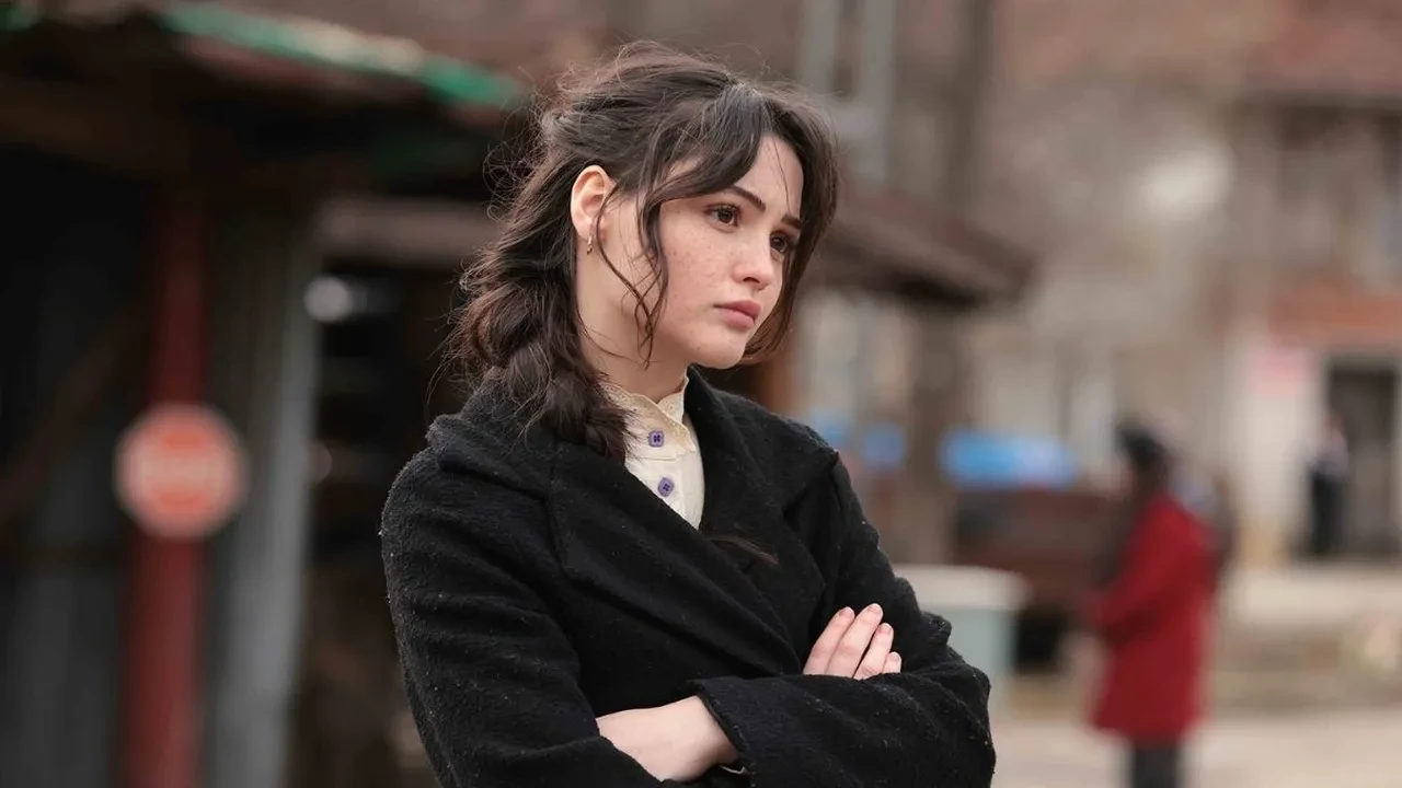 Çirkin dizisinin başrolü Derya Pınar Ak’ın yaşını duyan şoke oldu! Partneri Çağlar Ertuğrul bakın kaç yaşındaymış