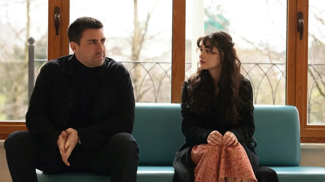 Çirkin dizisinin başrolü Derya Pınar Ak’ın yaşını duyan şoke oldu! Partneri Çağlar Ertuğrul bakın kaç yaşındaymış