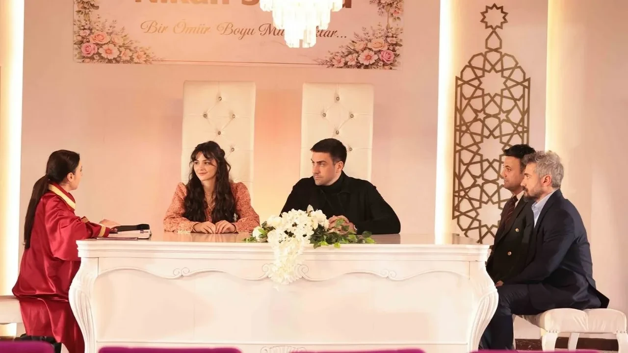 Çirkin dizisinin başrolü Derya Pınar Ak’ın yaşını duyan şoke oldu! Partneri Çağlar Ertuğrul bakın kaç yaşındaymış