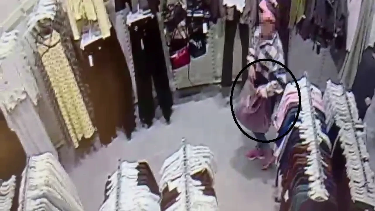 Çocuğuna aldırış etmeden hırsızlık yaptı: Girdiği mağazalardan ürün çaldı