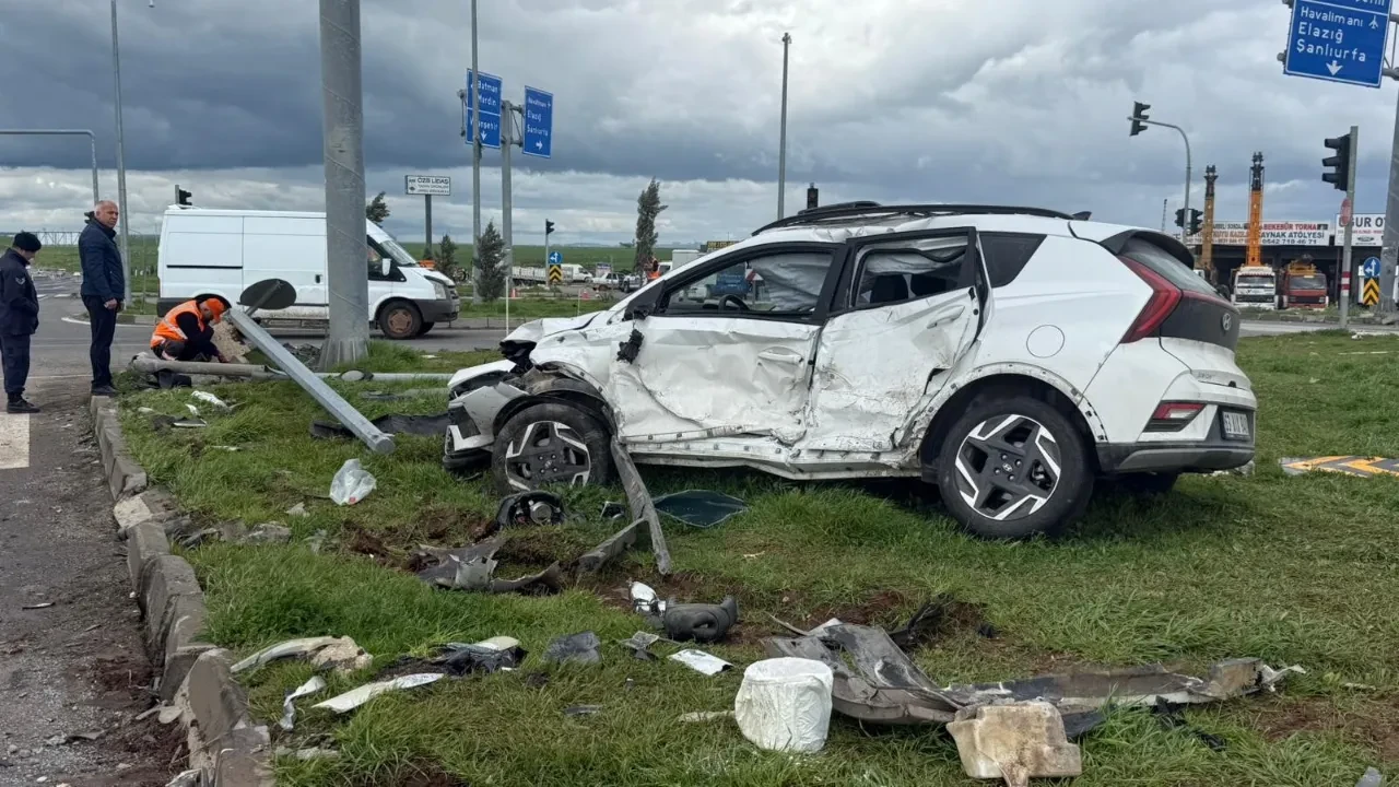 Diyarbakır'da okul servisi ile otomobil çarpıştı! Çok sayıda öğrenci yaralandı 