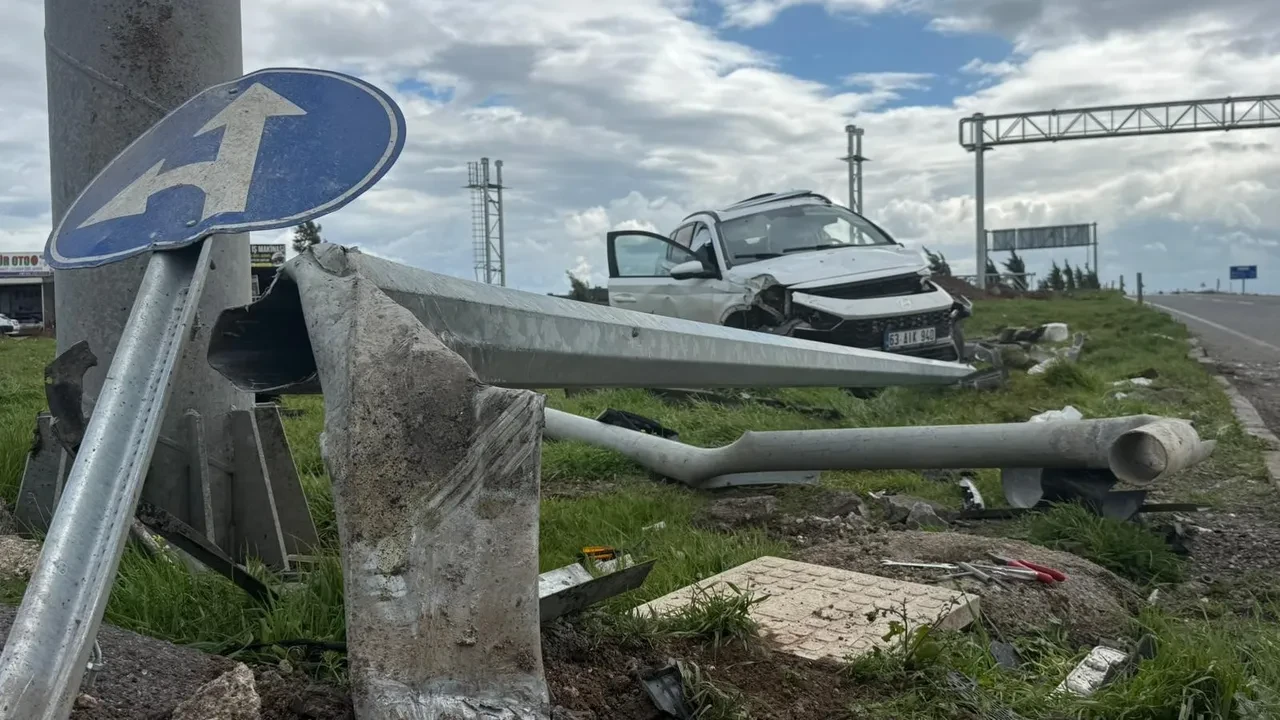 Diyarbakır'da okul servisi ile otomobil çarpıştı! Çok sayıda öğrenci yaralandı 