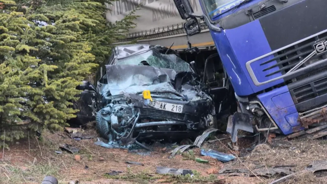 Eskişehir’de tır otomobille çarpıştı: Aynı aileden 1 ölü, 2 ağır yaralı! Katliam gibi kaza kamerada