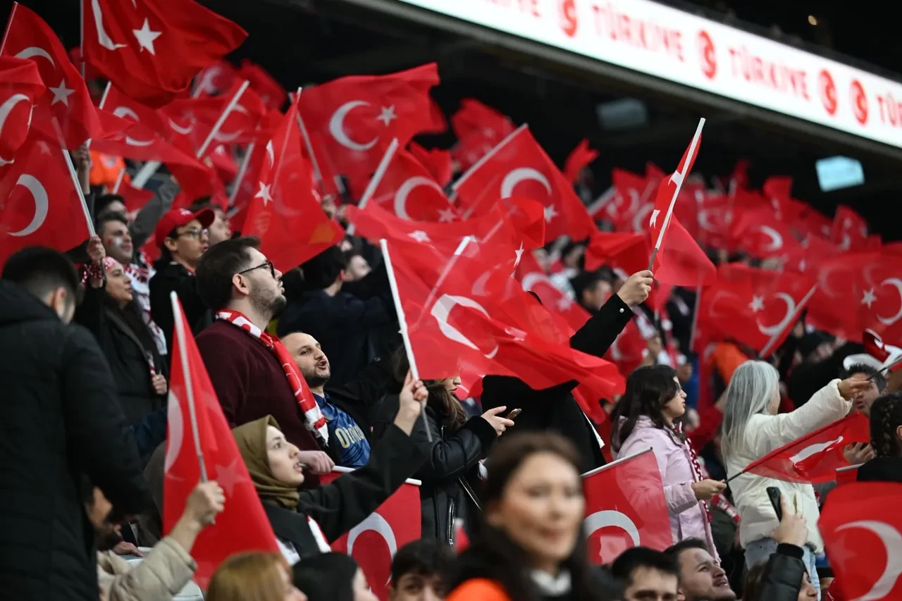 Hakan Çalhanoğlu'na Kosova maçı öncesinde İbrahim Hacıosmanoğlu'nun sözleri soruldu!