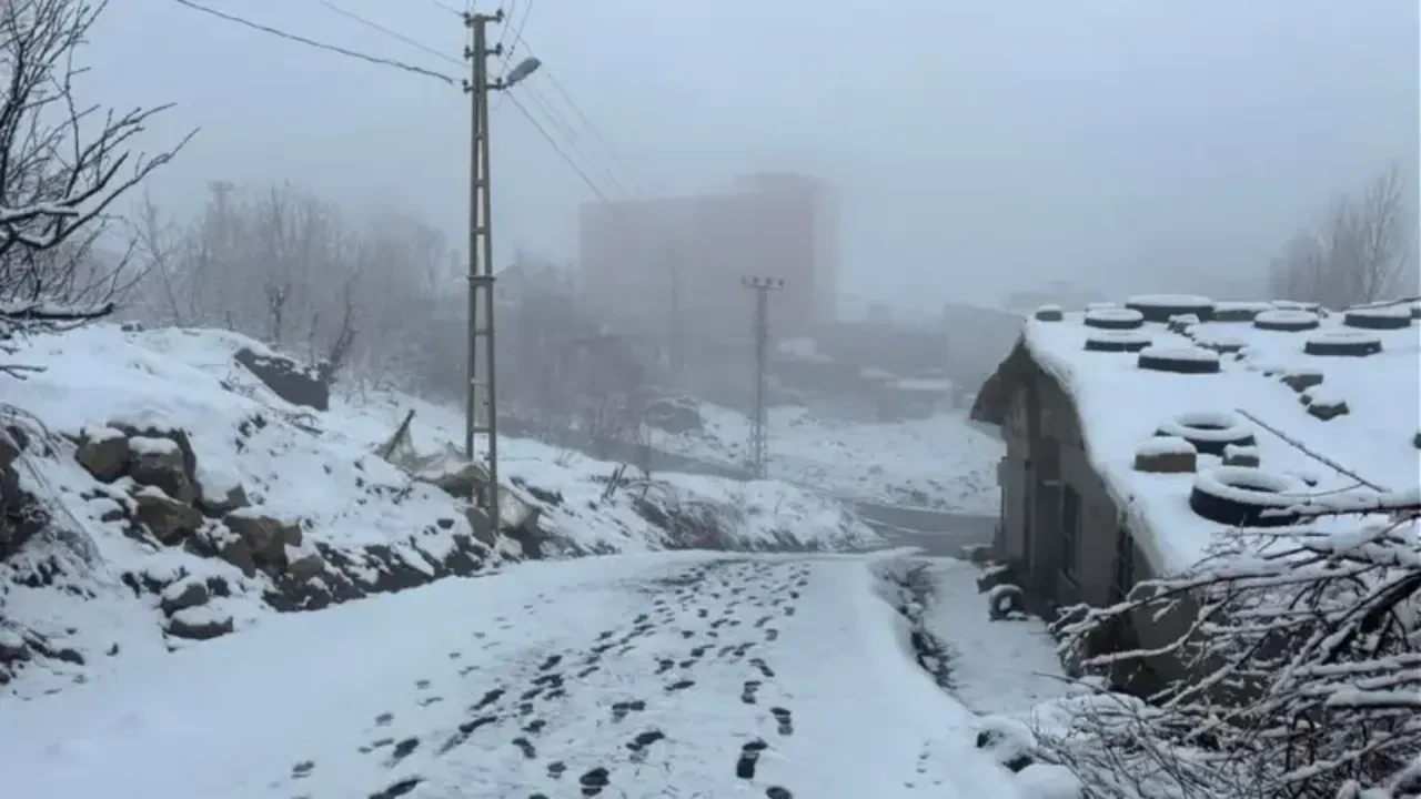 Hakkari’de yarın okullar tatil mi? Kar yağışıyla gözler valilik kararına çevrildi