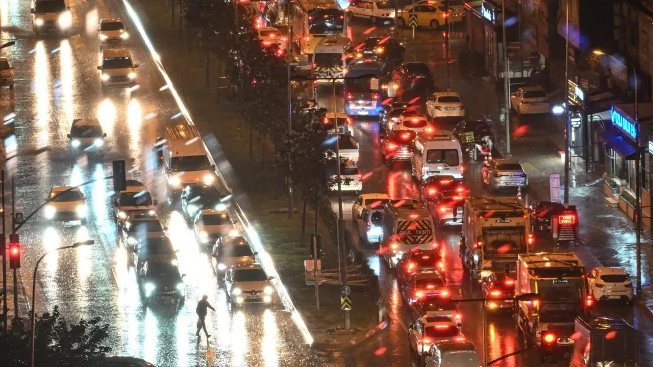 İstanbul'da aralıksız yağan sağanak trafiği felç etti! Yollar, caddeler, duraklar doldu taştı  