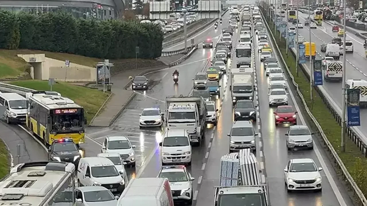 İstanbul'da aralıksız yağan sağanak trafiği felç etti! Yollar, caddeler, duraklar doldu taştı  