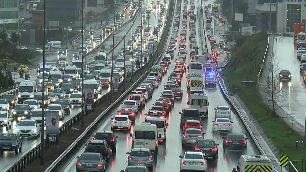 İstanbul'da aralıksız yağan sağanak trafiği felç etti! Yollar, caddeler, duraklar doldu taştı  