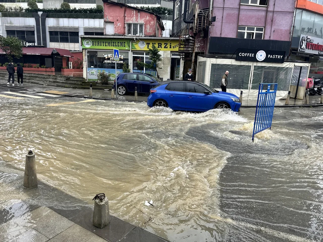 İstanbul'da dinmek bilmeyen yağmur merak konusu oldu: Meteoroloji uzmanı gelen yeni sistem için uyardı
