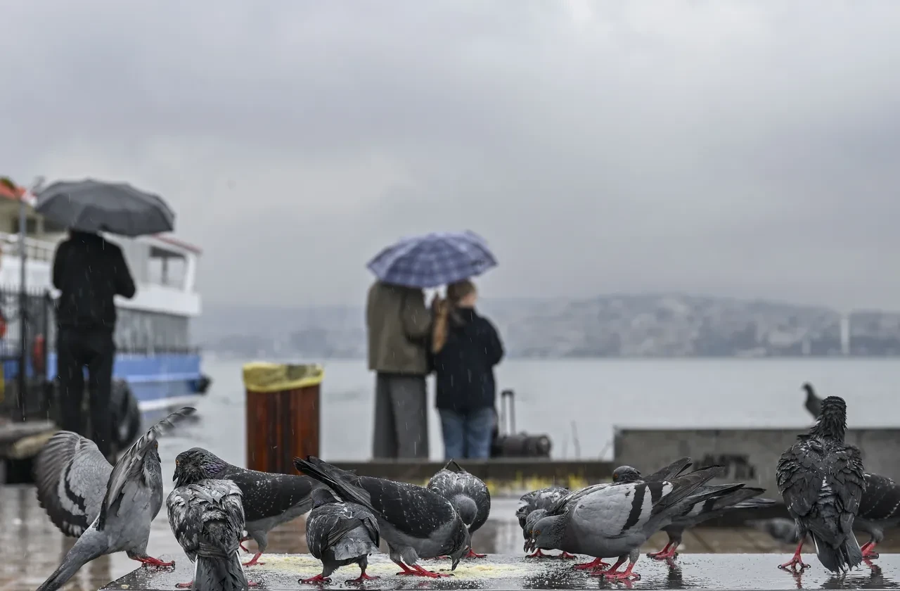 İstanbul'da dinmek bilmeyen yağmur merak konusu oldu: Meteoroloji uzmanı gelen yeni sistem için uyardı