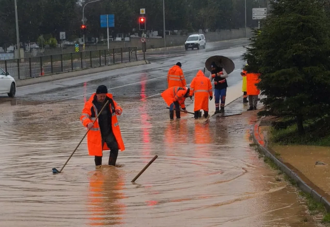 İstanbul'da dinmek bilmeyen yağmur merak konusu oldu: Meteoroloji uzmanı gelen yeni sistem için uyardı