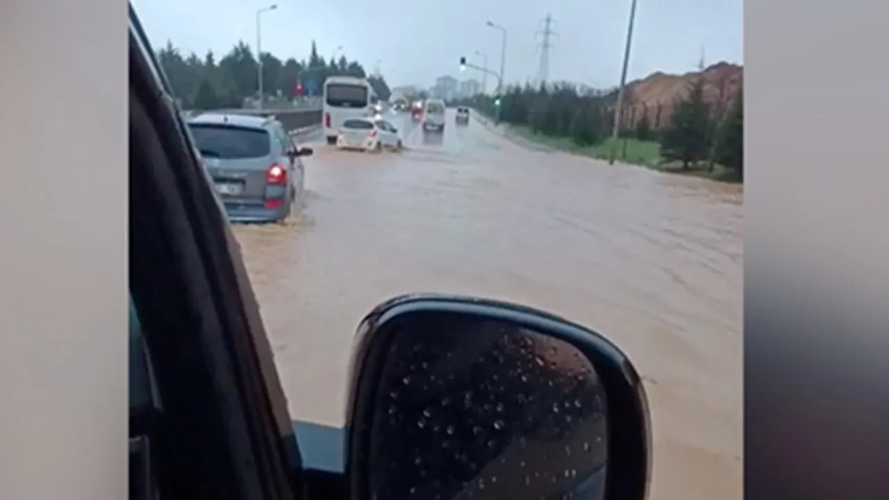 İstanbul'da yağışın bıraktığı tahrip! Metro'yu su bastı, duvar çöktü