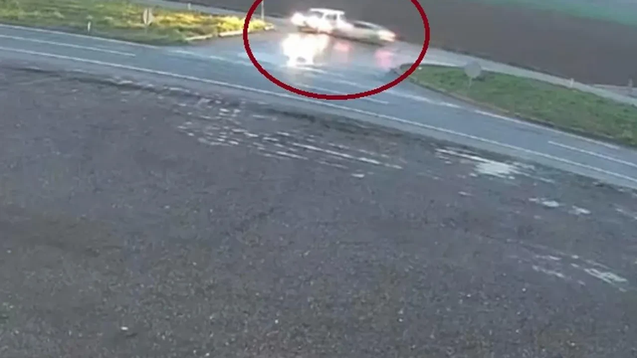 Kavşakta dehşet kaza! İki aracın çarpıştığı an kameralara yansıdı