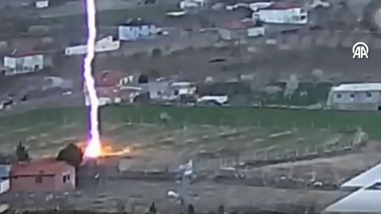 Kayseri’de yıldırım düşme anı kamerada!