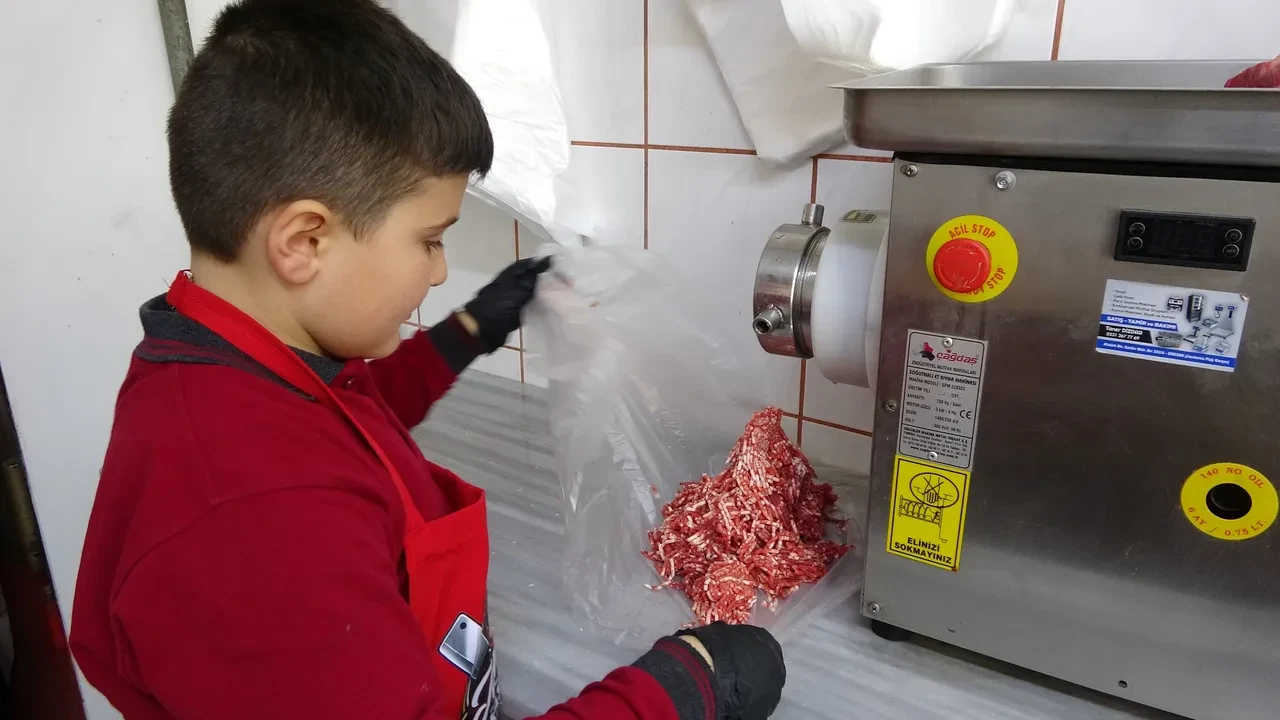 Küçük yaşta büyük ustalık: 10 yaşındaki ‘Junior Kasap’ ilgi odağı