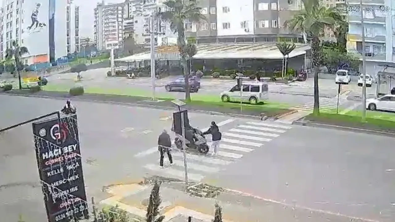 Motokuryenin çarptığı kız çocuğu metrelerce savruldu: O anlar kamerada