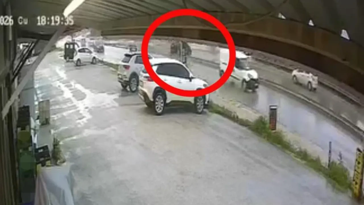 Sürücüsü alışverişte, otomobil ana yolda: El freni çekilmeyen araç kazaya davetiye çıkardı.