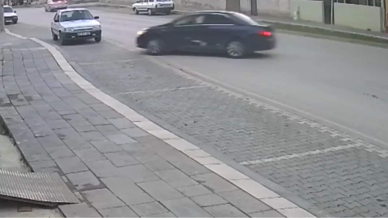 Tokat’ta iki otomobil birbirine girdi: Korkutan kaza kameralara yansıdı