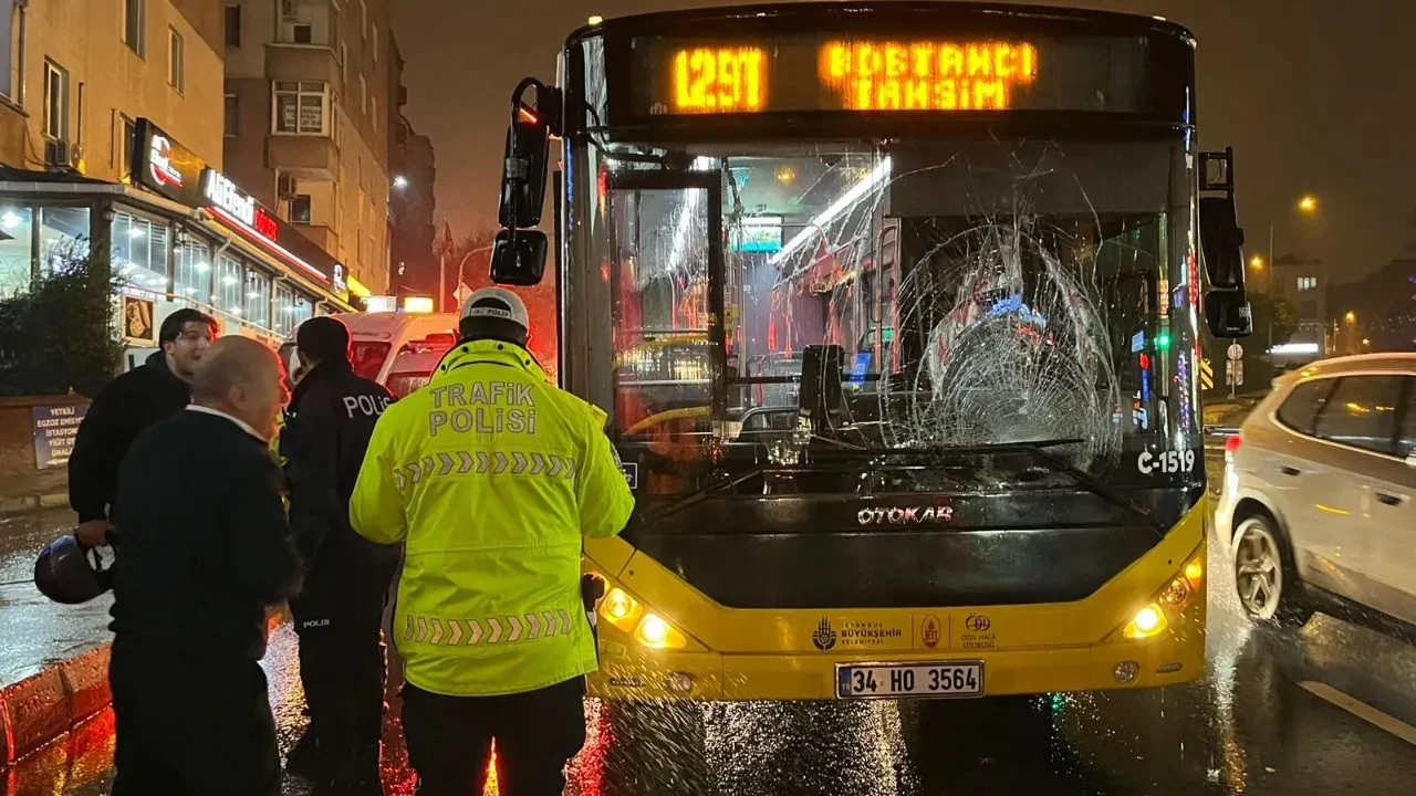 Üsküdar'da kırmızı ışıkta karşıya geçen kişiye İETT otobüsü çarptı