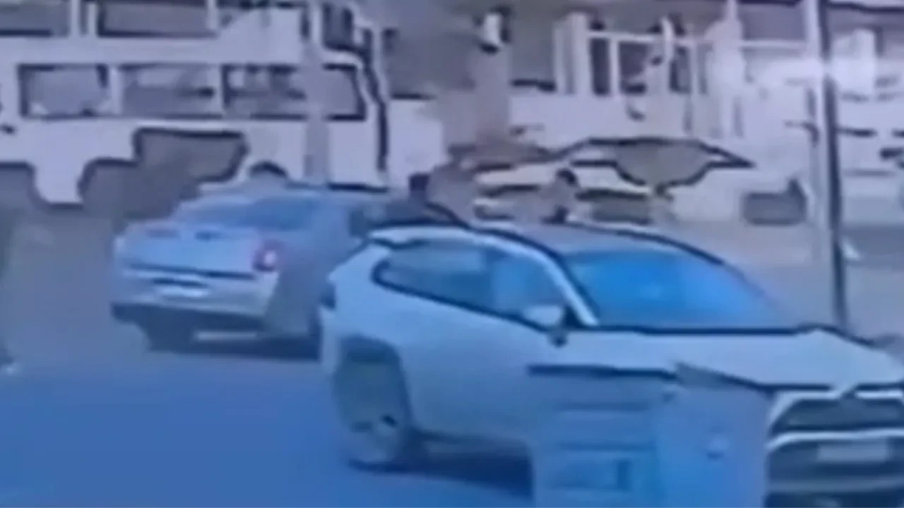 ABD'li gazeteci Bağdat'ta kaçırıldı! Kaçırılma anı kameralara yansıdı