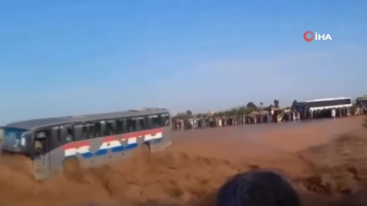 Afganistan ve Pakistan'da sel hayatı felç etti! Çok sayıda ölü var