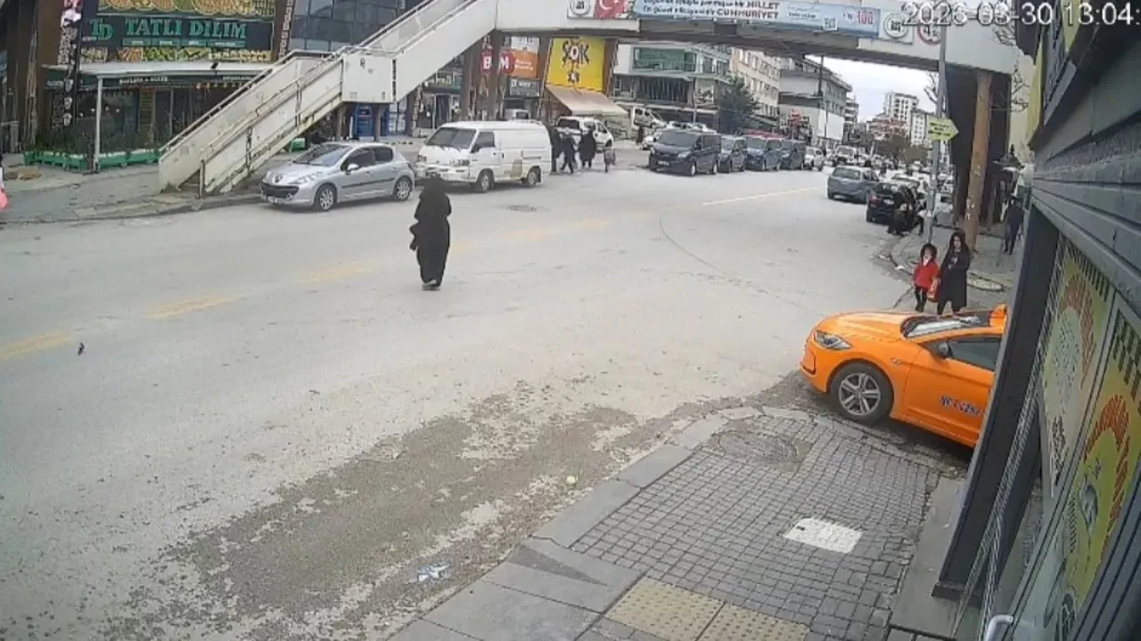Ankara'da korkunç kaza: Yolun karşısına geçmeye çalışan 13 yaşındaki çocuğa otomobil çarptı!