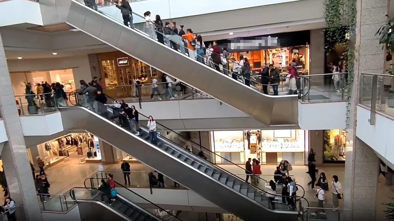Ankara'daki bir AVM'den ilginç karar! 18 yaş altındakiler alınmayacak