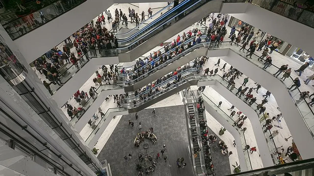 Ankara'daki bir AVM'den ilginç karar! 18 yaş altındakiler alınmayacak