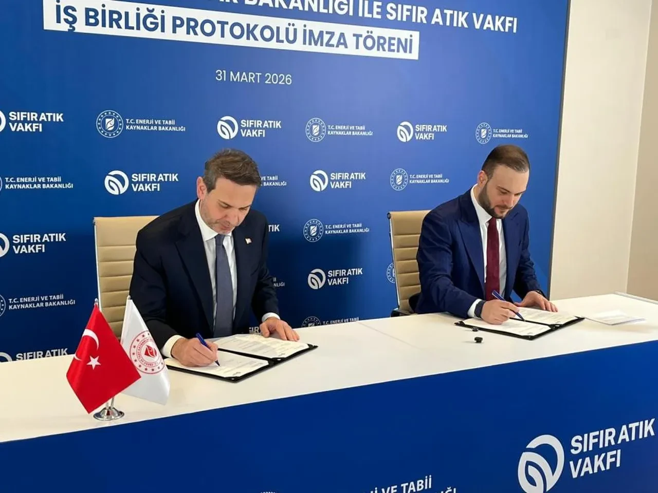 Bakan Bayraktar: Savaşın eşiğinde enerjiyi doğru kullanabilmek her zamankinden daha önemli