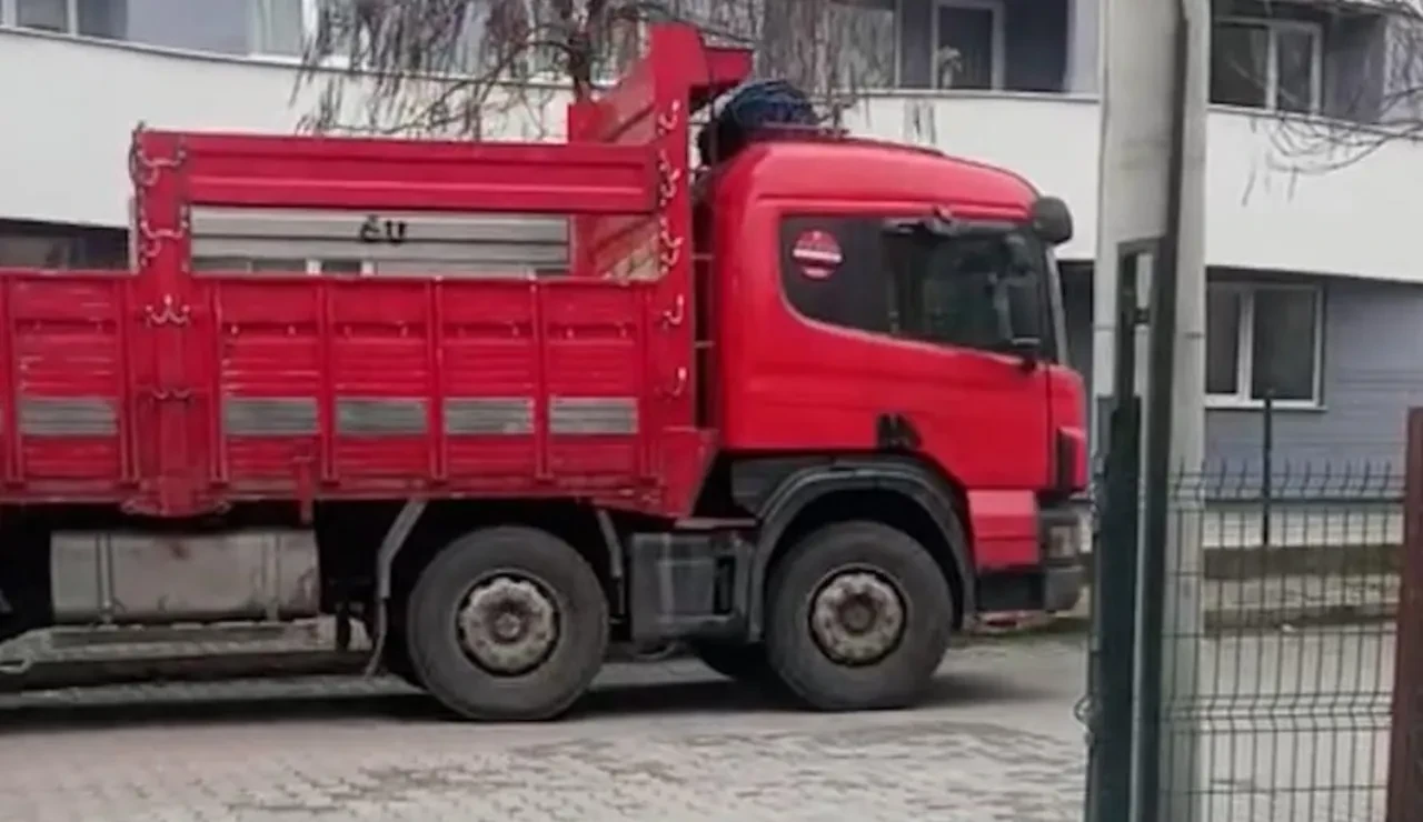 Çaldığı kamyonu merdiven olarak kullandı! Eski sevgilisinin evini soyan hırsız yakalandı