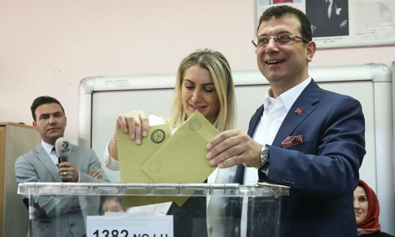 CHP'nin tartıştığı konu: Ekrem İmamoğlu işaret etti, Dilek İmamoğlu cumhurbaşkanı adayı mı oluyor?