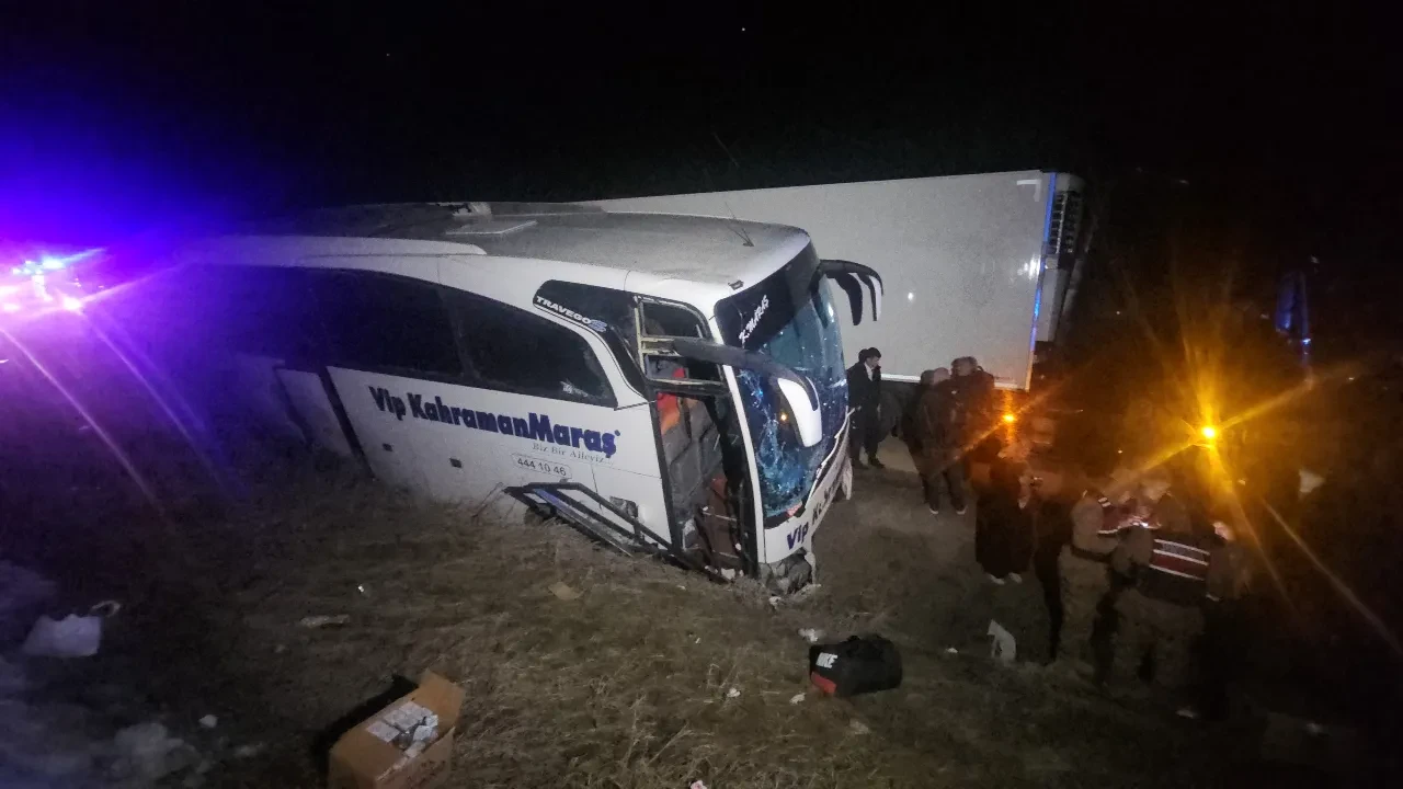 Erzincan'da 33 yolcuyu taşıyan otobüs bariyerlere girdi